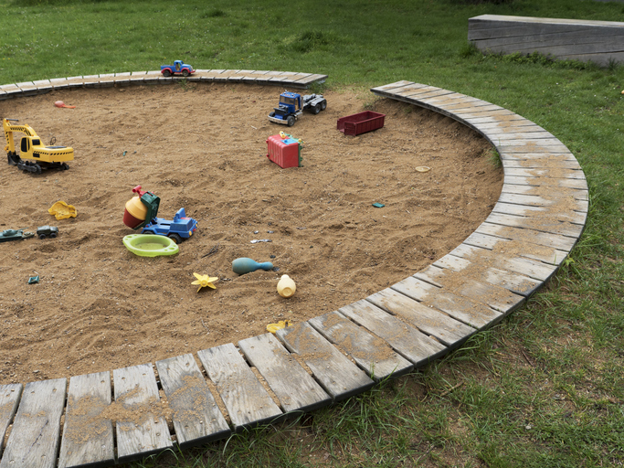 庭に砂場、楽しく安全で管理しやすいポイントとは？