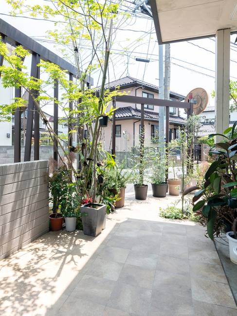 家の外周を愛犬と過ごすドッグランに お手入れ楽でダイナミックなナチュラルガーデン エクステリアリフォーム事例no 4 ウチソトスタイル 家の外周を愛犬と過ごすドッグランに お手入れ楽でダイナミックなナチュラルガーデン エクステリアリフォーム事例no 4 ウチソトスタイル