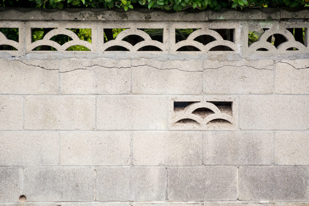 ブロック塀の改修リフォーム 安全で快適なフェンスの選び方 補助金の確認も忘れずに ウチソトスタイル