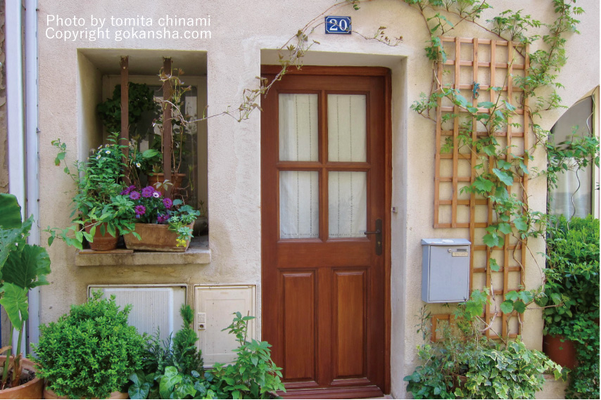 狭小地でも緑を取り入れて個性的なエントランスを演出する方法 ウチソトスタイル