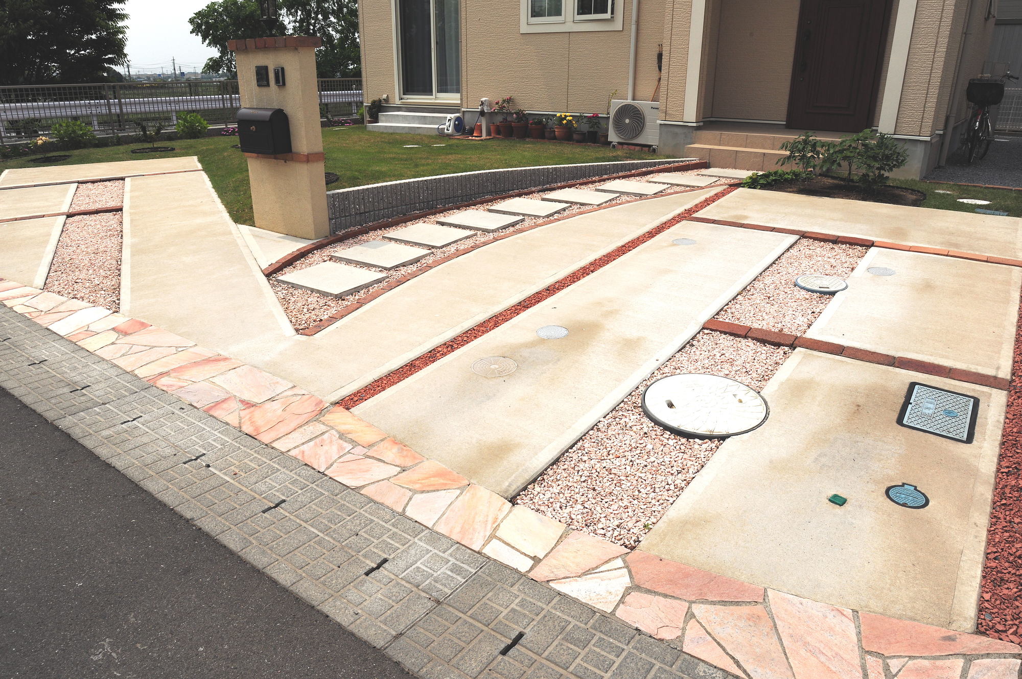 カーポートをおしゃれに見せる3つのポイント 床デザイン 植栽 照明にこだわろう ウチソトスタイル