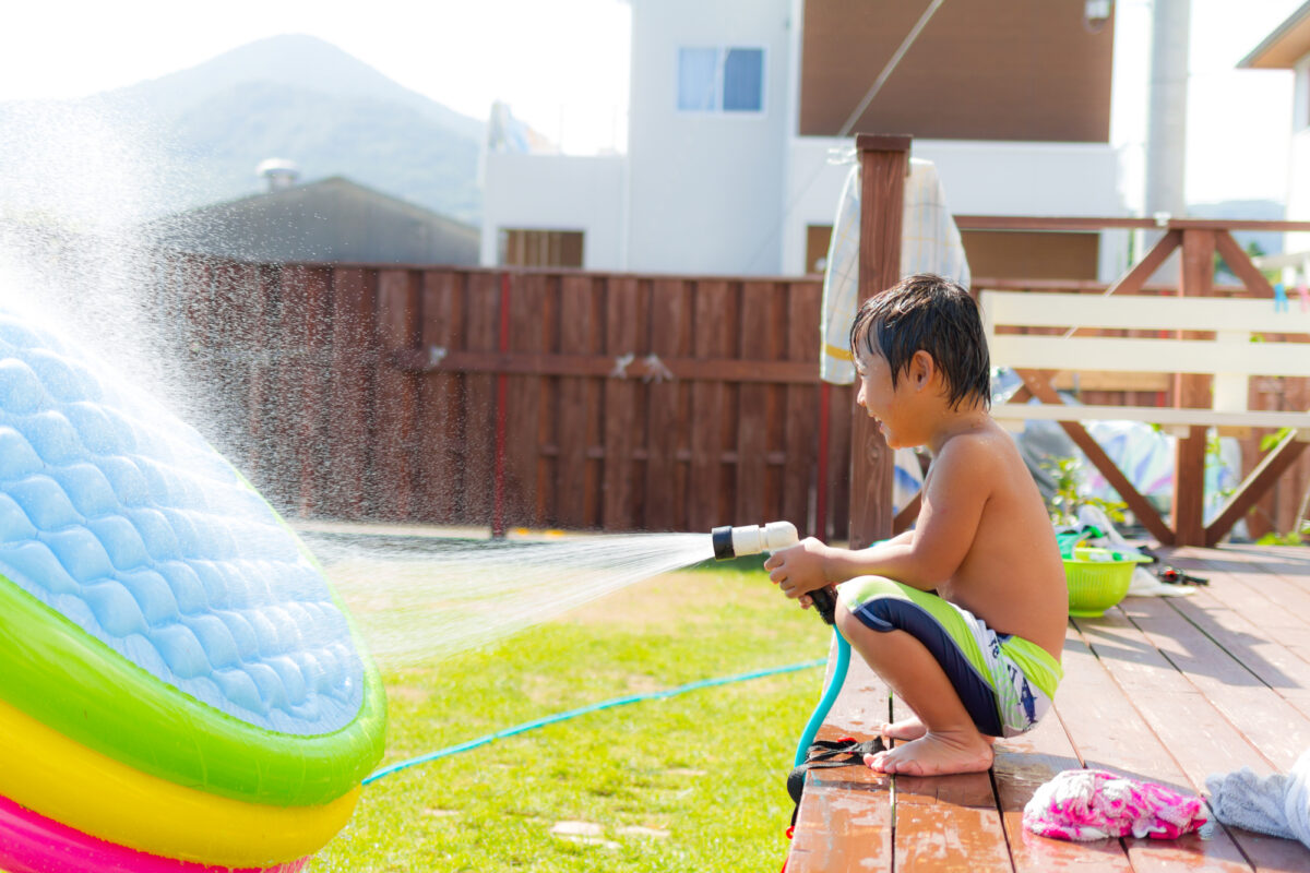 庭で遊ぼう 子どもたちが楽しく安全に遊べる庭づくりのアイデア ウチソトスタイル 庭で遊ぼう 子どもたちが楽しく安全に遊べる庭づくりのアイデア ウチソトスタイル