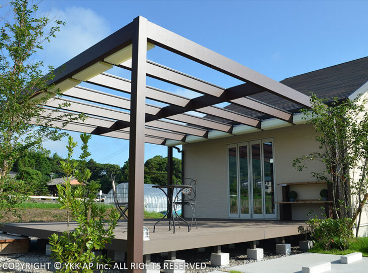 庭に屋根があるとできる7つのこと。テラス屋根のメリットと後付けリフォームできる製品 | ウチソトスタイル