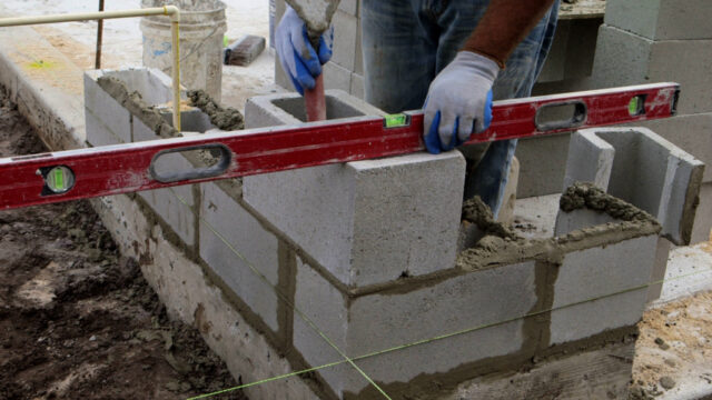 ブロック塀の高さ制限と設置条件とは？フェンスとの組み合わせの検討も。