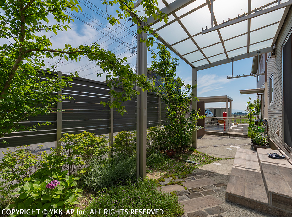 おしゃれな庭の目隠し施工事例集、デザインフェンスや塀、植栽で心落ち着く空間に【YKK AP2023年度コンテスト入賞作品より】