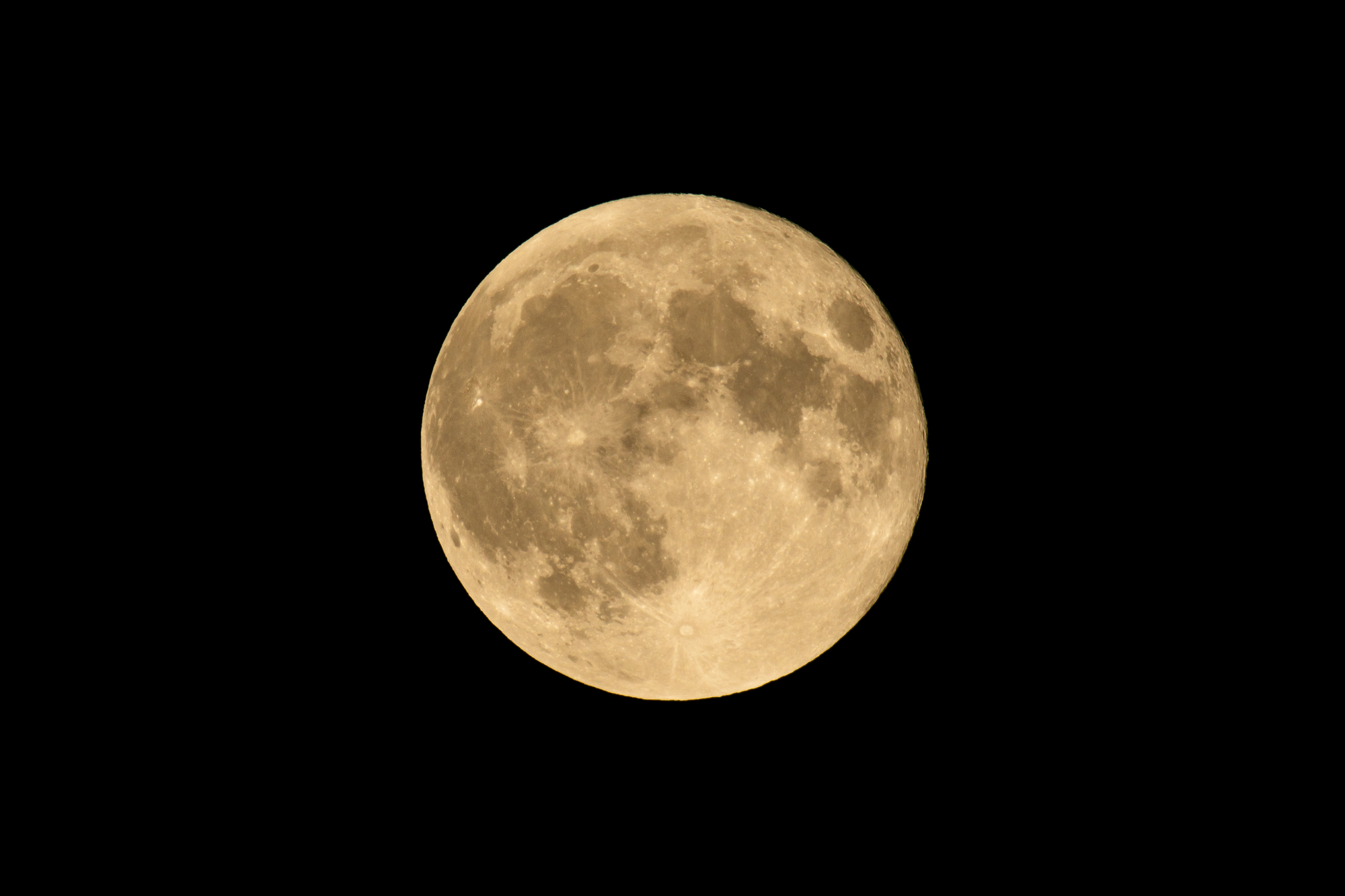 2025年 秋の夜空を彩る皆既月食。癒やしのウッドデッキで天体ショーを満喫しよう! 2025年 秋の夜空を彩る皆既月食。癒やしのウッドデッキで天体ショーを満喫しよう!