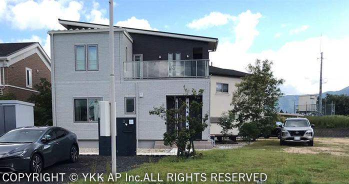 ダイナミックで迫力あるカーポートに！外観デザインの主役になる車庫まわり施工事例 【YKK AP2024年度コンテスト入賞作品より】