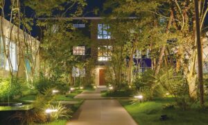 狭い庭を家族みんなが楽しめるスペースに！駐車スペースと庭を共存させる空間活用術