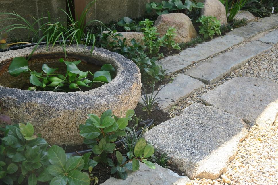 モダンな建物にも調和する、現代風の和の庭デザイン