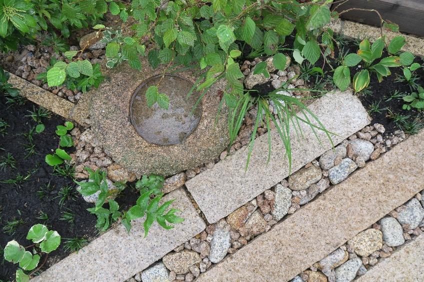 モダンな建物にも調和する、現代風の和の庭デザイン