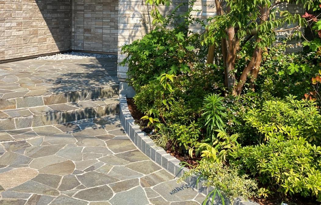 お手入れしやすい植栽レイアウトで、無理なく楽しむ庭づくりを。 お手入れしやすい植栽レイアウトで、無理なく楽しむ庭づくりを。