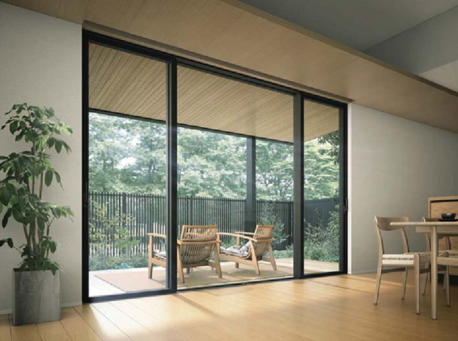 「バルコニー」に屋根を後付けしたい！ 設置するメリットと選び方、設置の注意点を解説