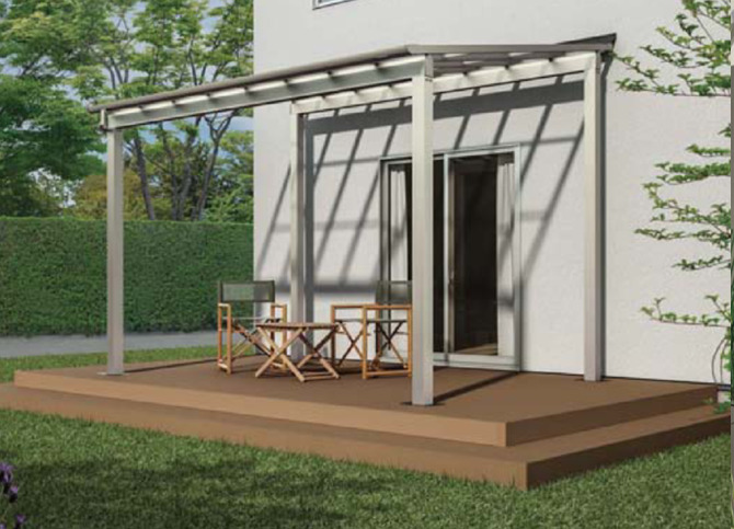 「バルコニー」に屋根を後付けしたい！ 設置するメリットと選び方、設置の注意点を解説