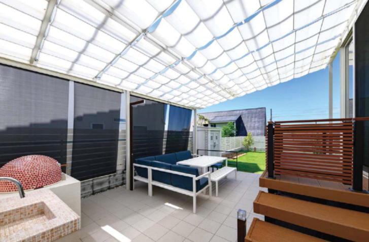 「バルコニー」に屋根を後付けしたい！ 設置するメリットと選び方、設置の注意点を解説