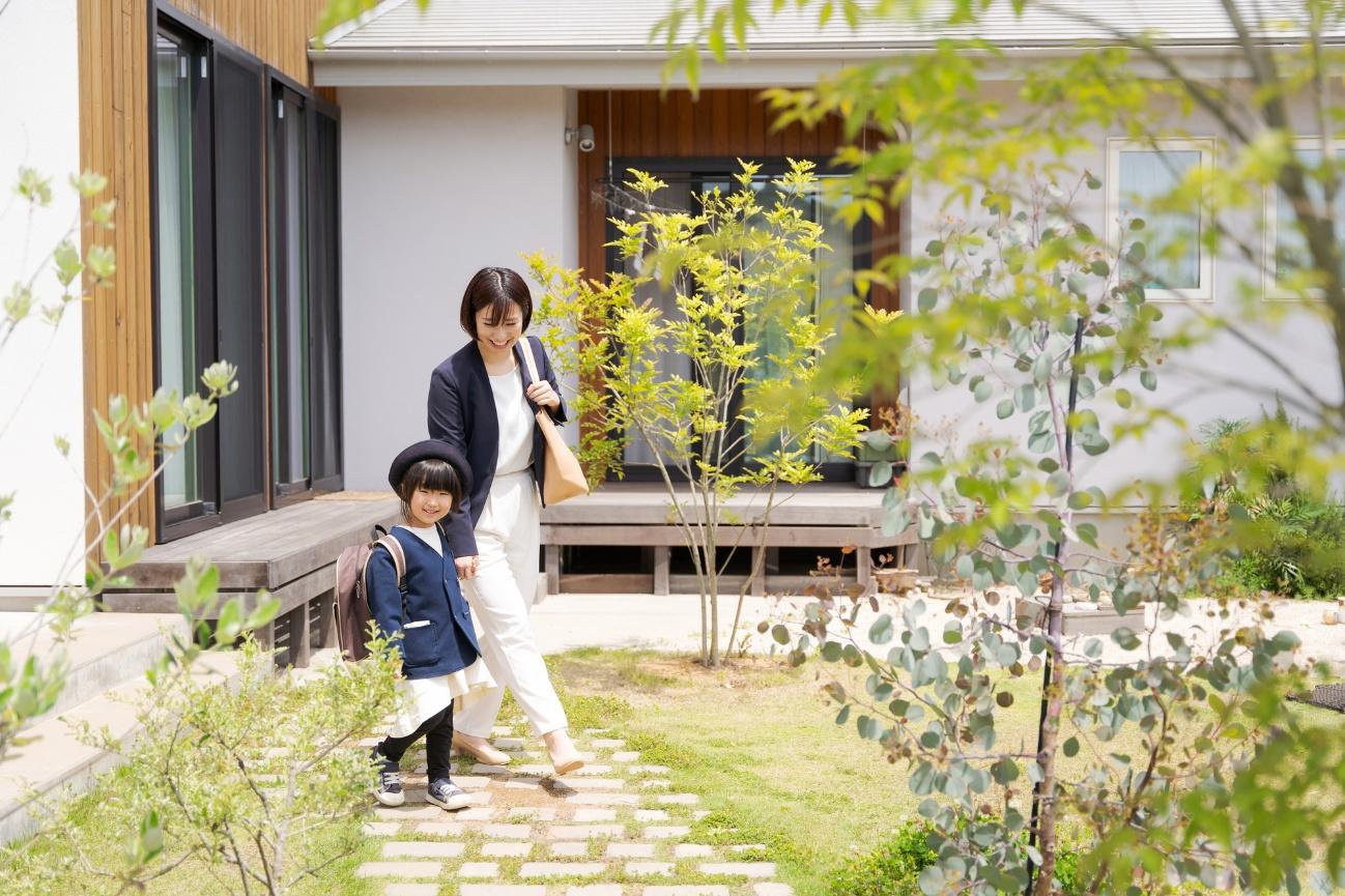 お手入れしやすい植栽レイアウトで、無理なく楽しむ庭づくりを。 お手入れしやすい植栽レイアウトで、無理なく楽しむ庭づくりを。