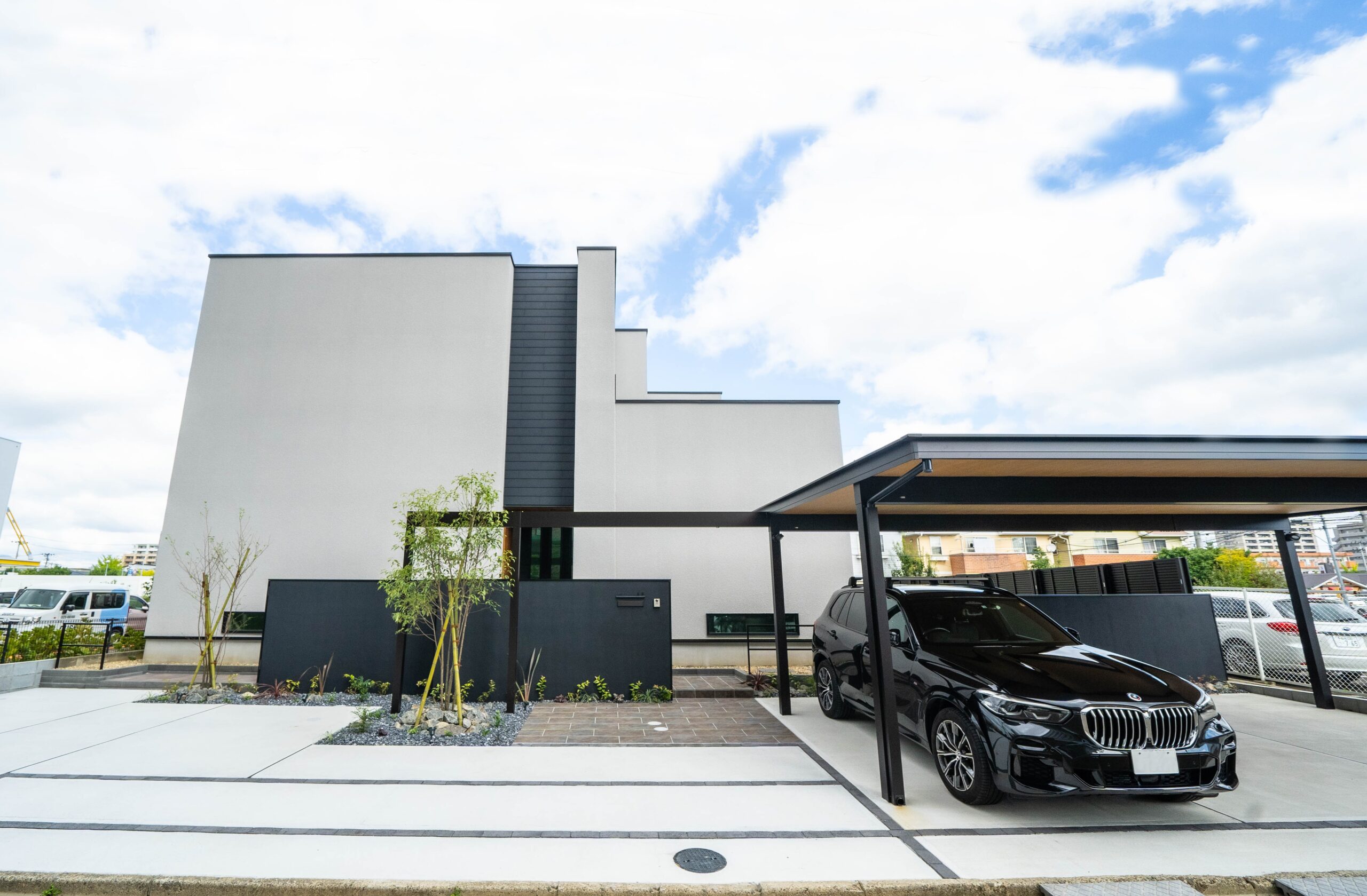 映える外構デザイン！シンプルモダンで豪華に見せる施工事例【YKK AP2025年コンテスト入賞作品より】