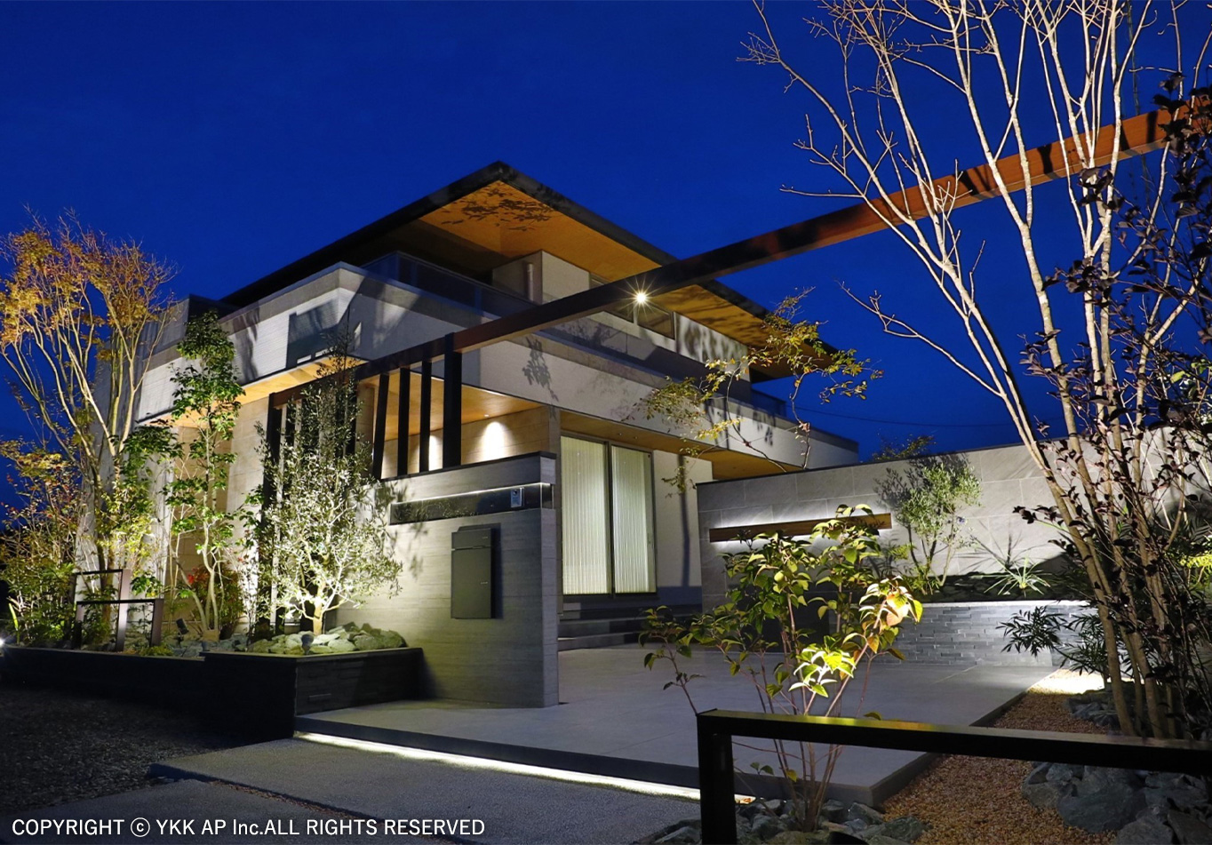映える外構デザイン！シンプルモダンで豪華に見せる施工事例【YKK AP2025年コンテスト入賞作品より】