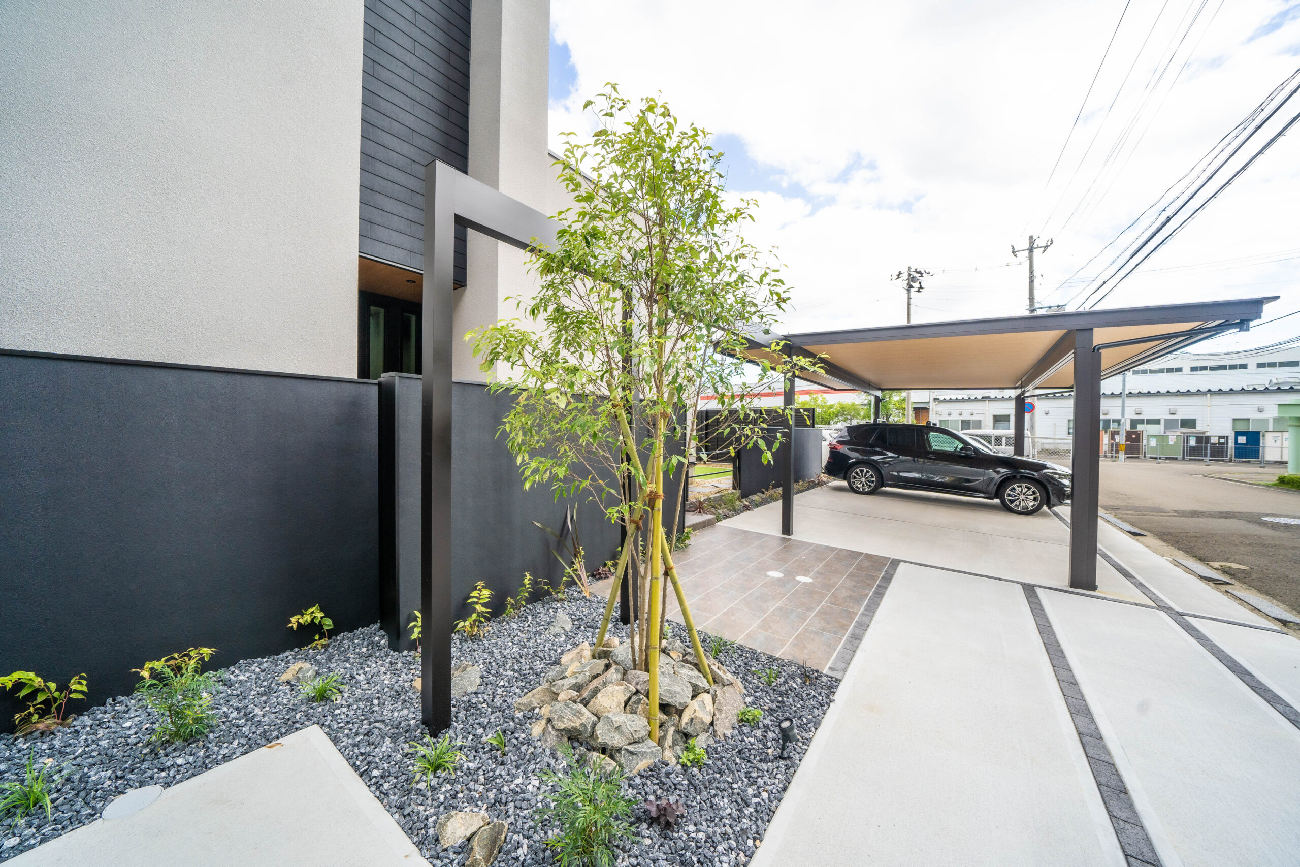 映える外構デザイン！シンプルモダンで豪華に見せる施工事例【YKK AP2025年コンテスト入賞作品より】