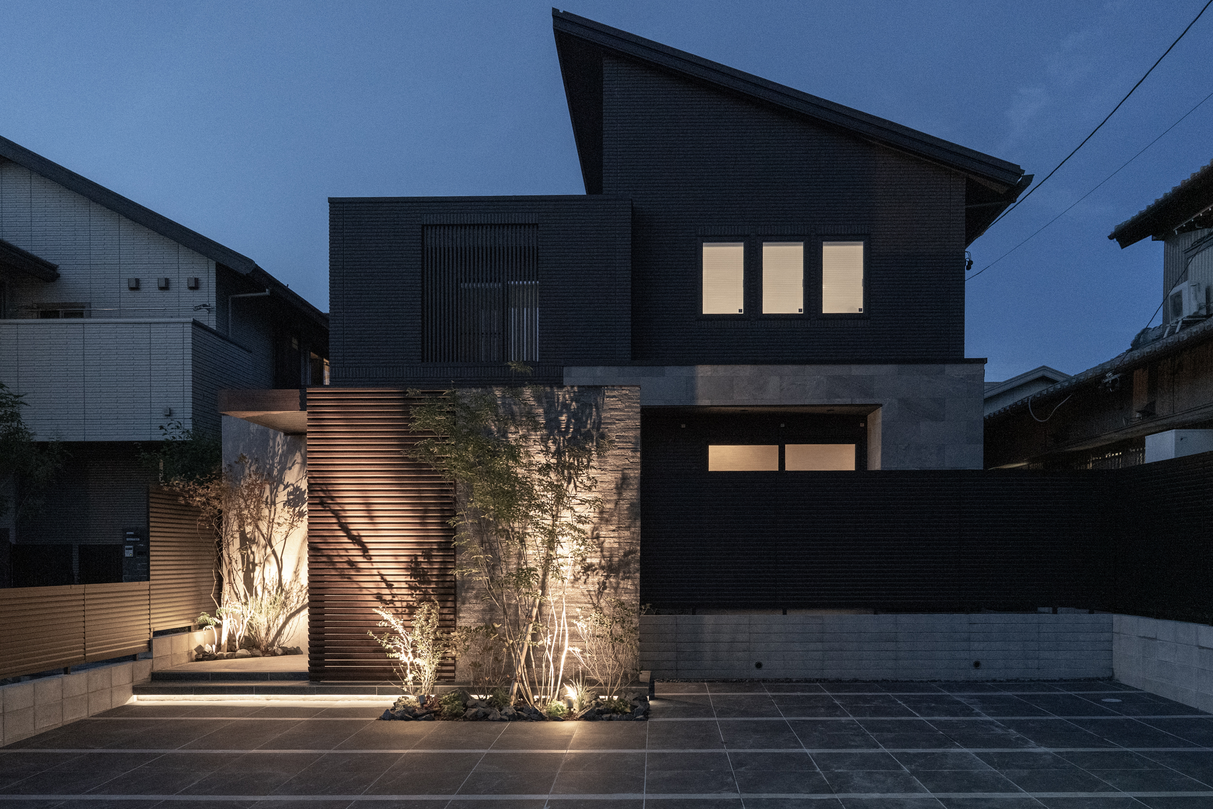 映える外構デザイン！シンプルモダンで豪華に見せる施工事例【YKK AP2025年コンテスト入賞作品より】