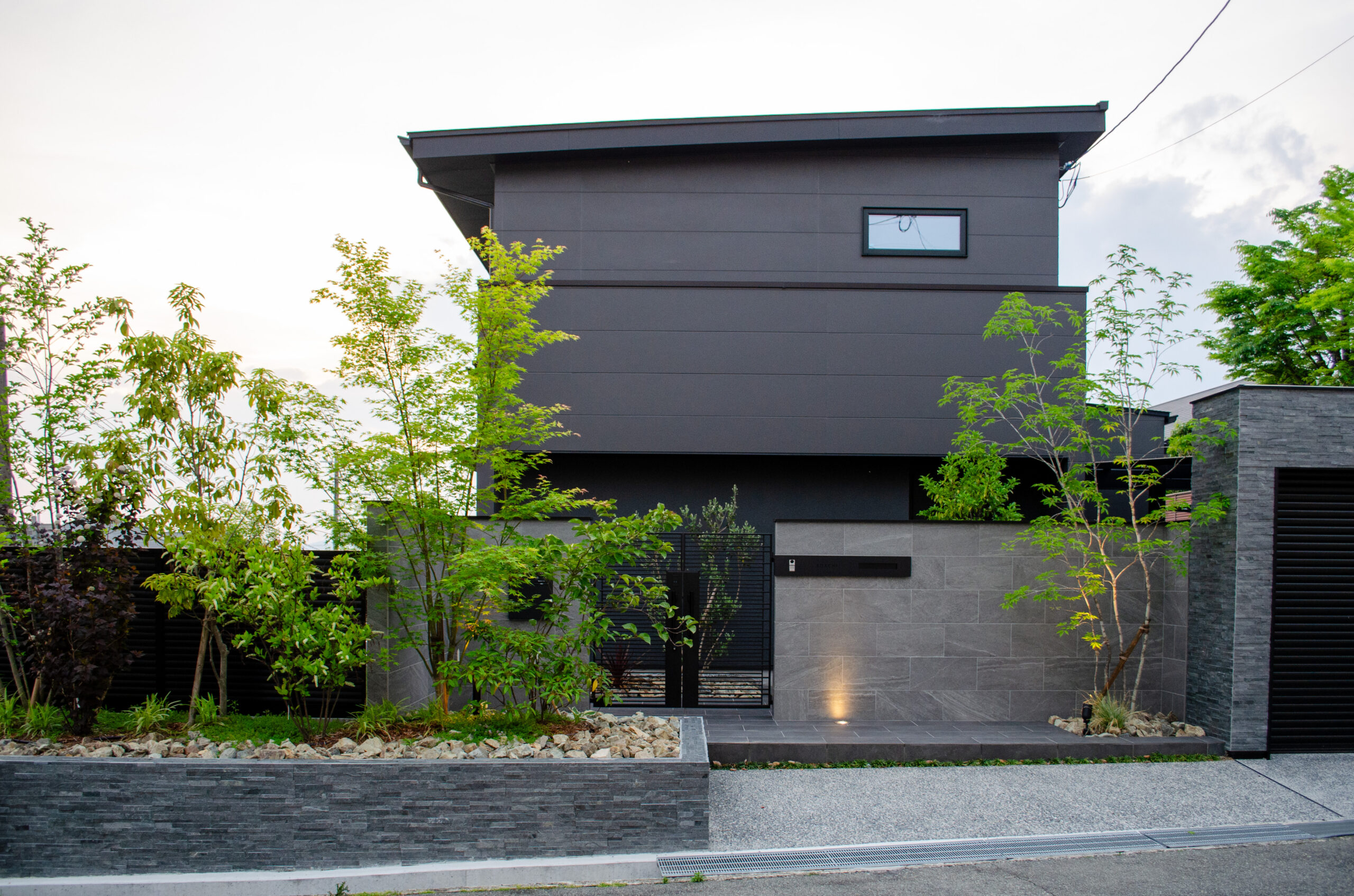 映える外構デザイン！シンプルモダンで豪華に見せる施工事例【YKK AP2025年コンテスト入賞作品より】