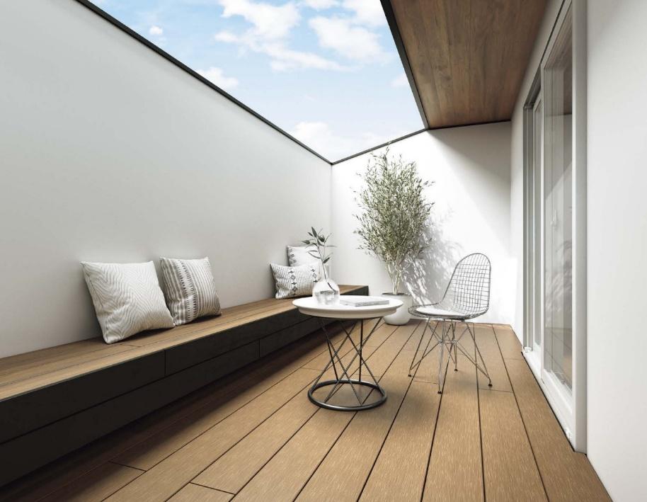 小さな庭スペースを活用する、ウッドデッキを使った庭デザインのアイディア