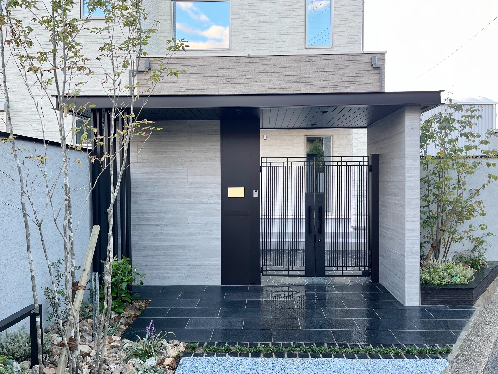 映える外構デザイン！シンプルモダンで豪華に見せる施工事例【YKK AP2025年コンテスト入賞作品より】