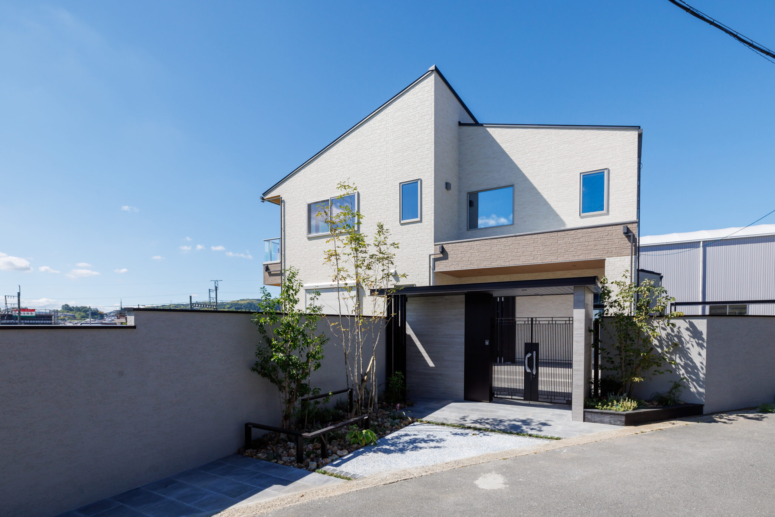 映える外構デザイン！シンプルモダンで豪華に見せる施工事例【YKK AP2025年コンテスト入賞作品より】