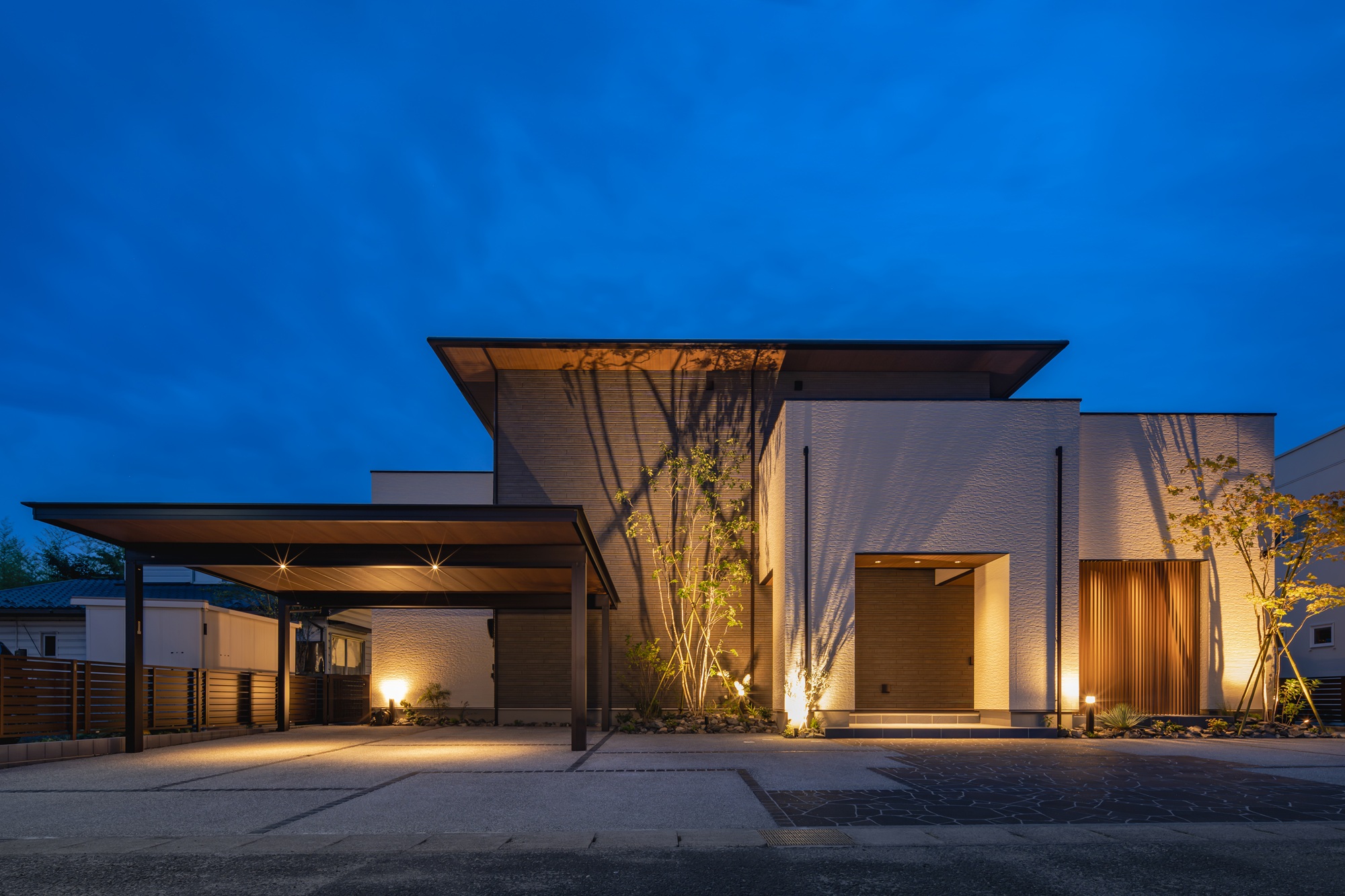 映える外構デザイン！シンプルモダンで豪華に見せる施工事例【YKK AP2025年コンテスト入賞作品より】