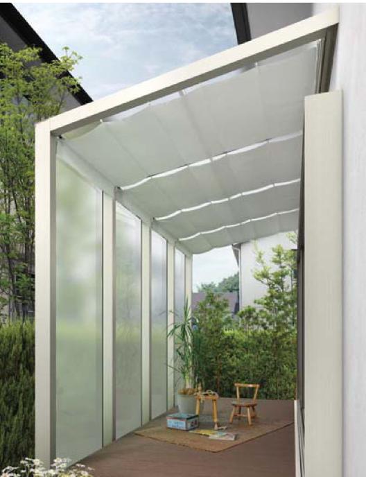 小さな庭スペースを活用する、ウッドデッキを使った庭デザインのアイディア