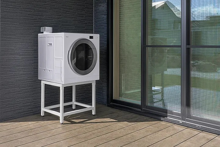 室内の小さな不便を屋外に役割を振り分けることで、毎日の暮らしが自然と軽くなる。（屋外スペースに設置できる衣類乾燥機「乾太くん」も活用）