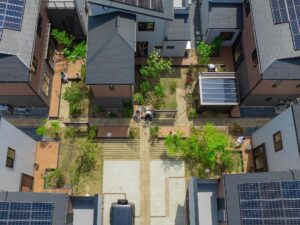 最新庭づくりデザイン例7選！目隠しや隣地境界フェンス、リゾートな庭のアイデアも【YKK AP2025年度コンテスト入賞作品より】