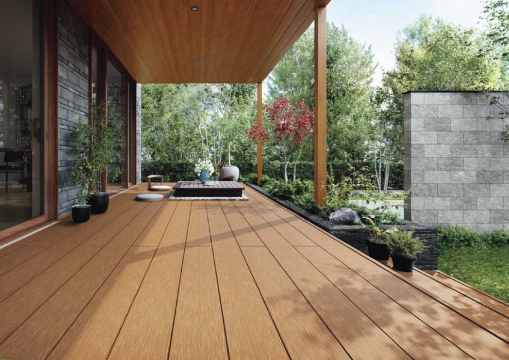 ウッドデッキをもっと使える空間に！ 屋根を後付けするメリットや失敗しないための注意点、YKK APのおすすめ商品のご紹介。