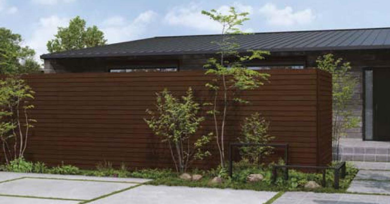 玄関アプローチをより素敵に。木調カラーで目隠しフェンスとコーディネートする。