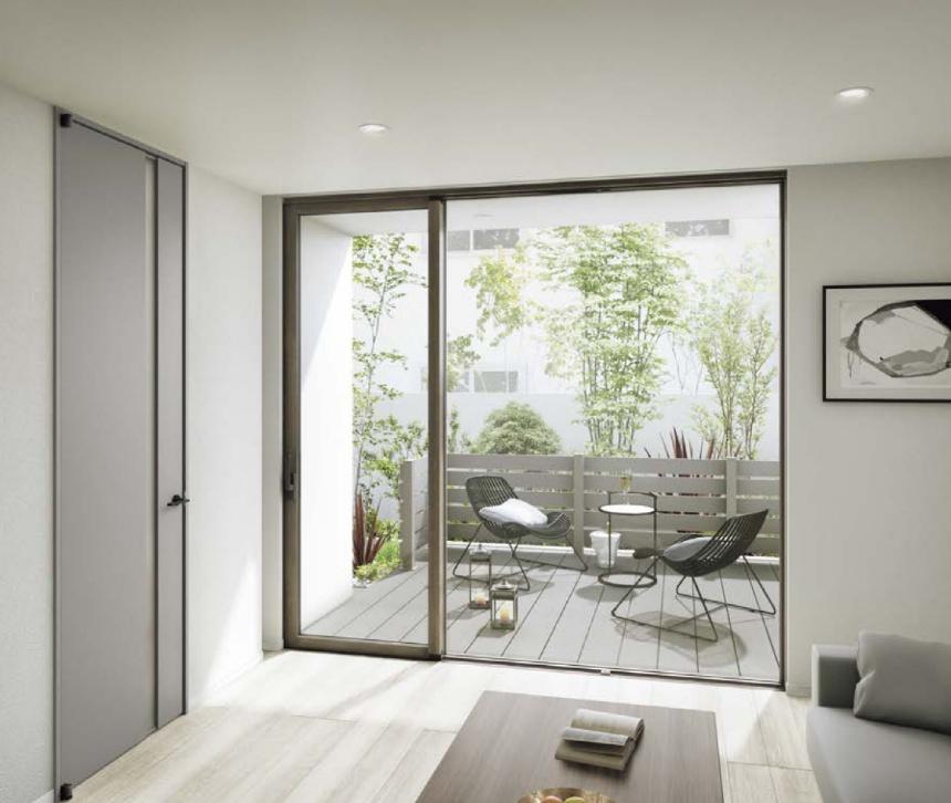 玄関アプローチをより素敵に。木調カラーで目隠しフェンスとコーディネートする。