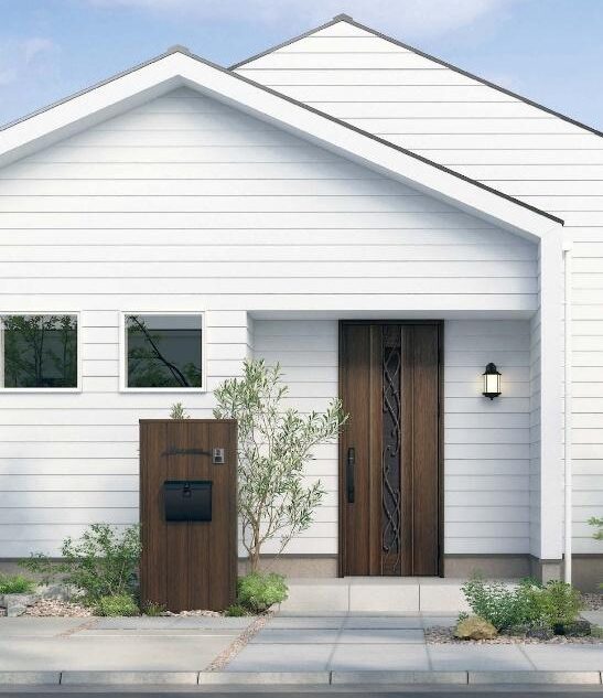 玄関アプローチをより素敵に。木調カラーで目隠しフェンスとコーディネートする。