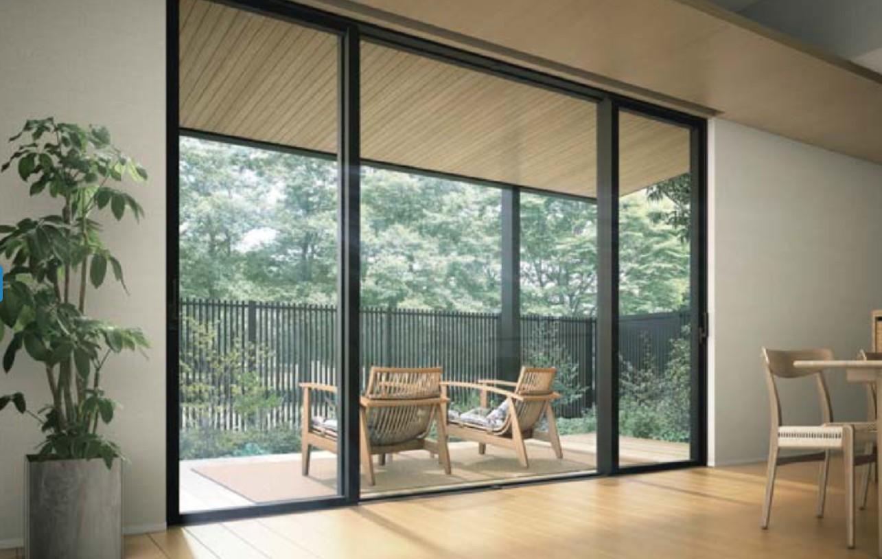 ウッドデッキをもっと使える空間に！ 屋根を後付けするメリットや失敗しないための注意点、YKK APのおすすめ商品のご紹介。