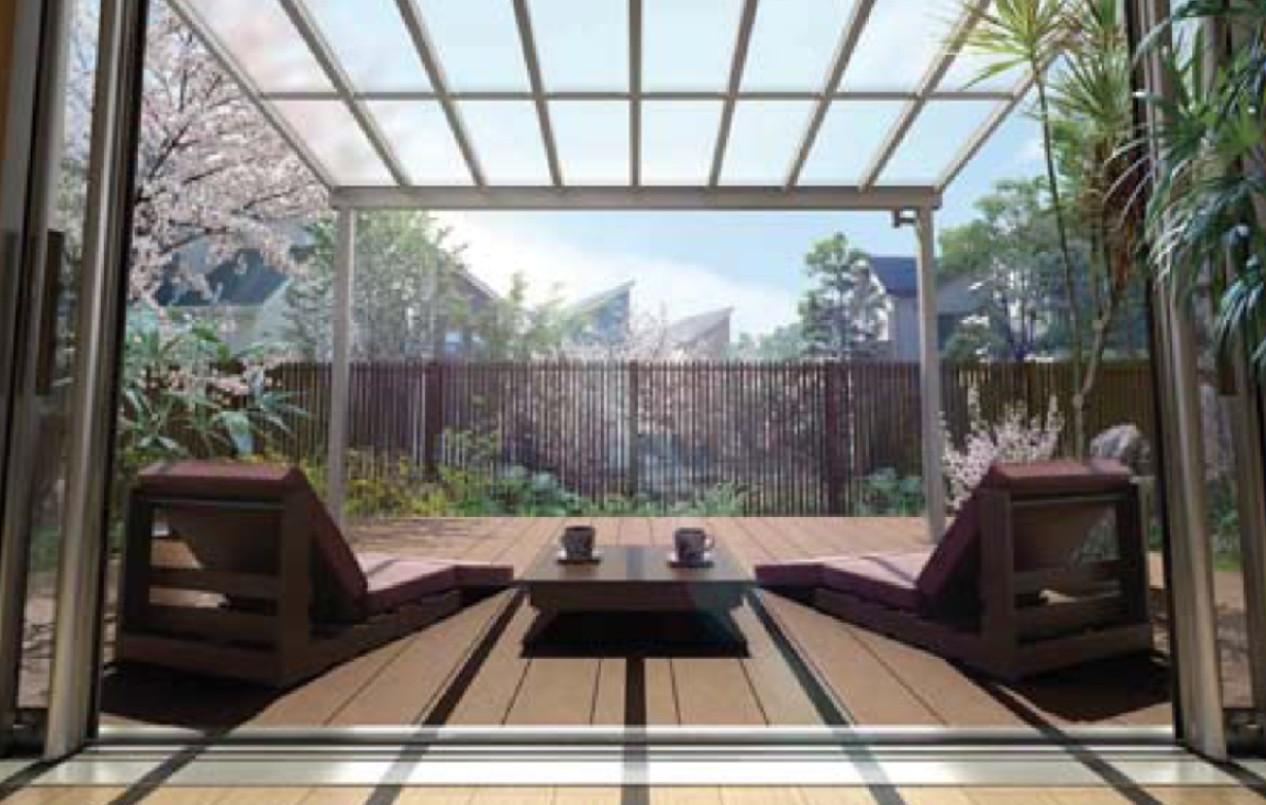 ウッドデッキをもっと使える空間に！ 屋根を後付けするメリットや失敗しないための注意点、YKK APのおすすめ商品のご紹介。