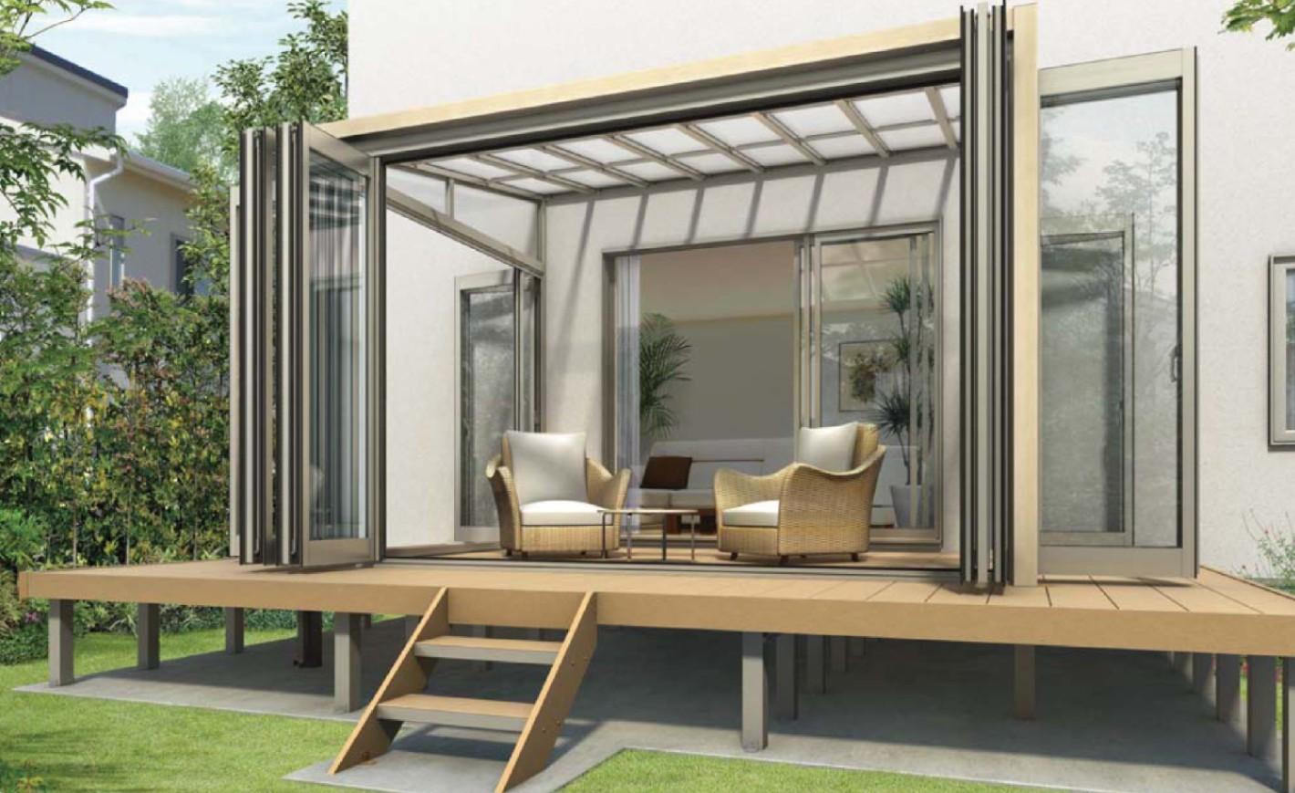 ウッドデッキをもっと使える空間に！ 屋根を後付けするメリットや失敗しないための注意点、YKK APのおすすめ商品のご紹介。