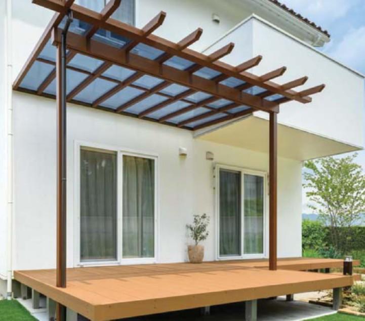 ウッドデッキをもっと使える空間に！ 屋根を後付けするメリットや失敗しないための注意点、YKK APのおすすめ商品のご紹介。