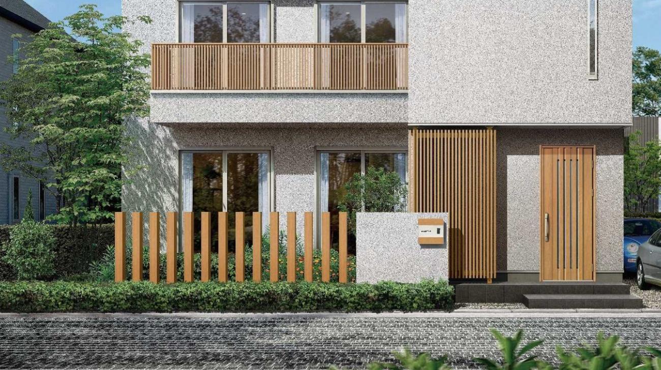 玄関アプローチをより素敵に。木調カラーで目隠しフェンスとコーディネートする。