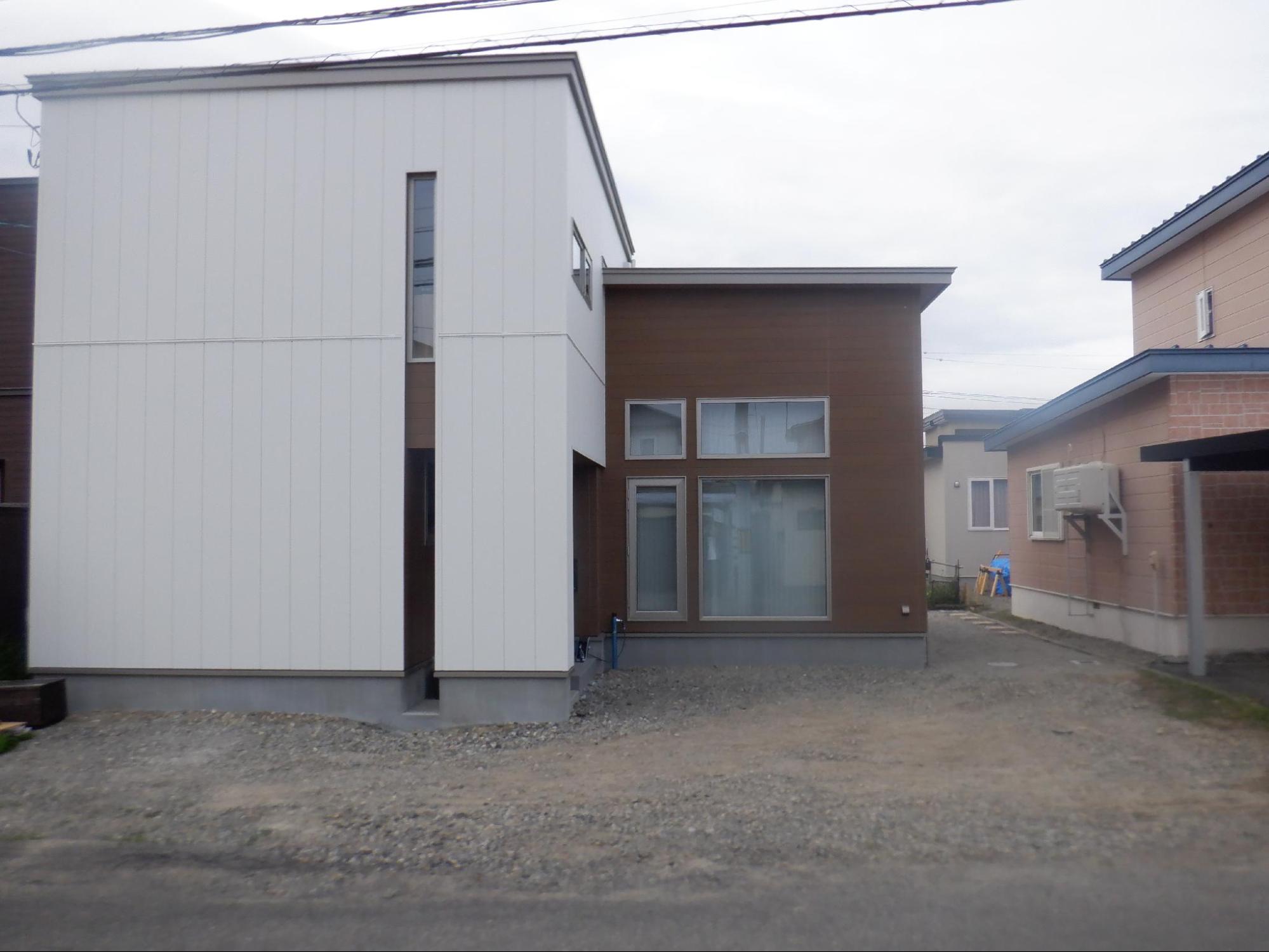 隣の家との目隠しアイデア！施工事例で見るちょうどいい距離感のつくり方【YKK APエクステリア スタイル大賞入賞作品より】