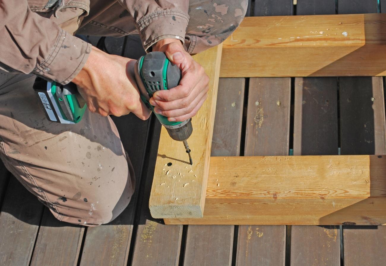 ウッドデッキ、DIY施工は本当にお得か？ 失敗事例とエクステリア専門施工店との“見えない差”を考える。